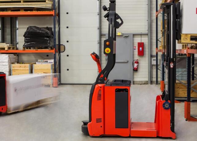 AGV自動(dòng)化叉車與傳統(tǒng)叉車的區(qū)別